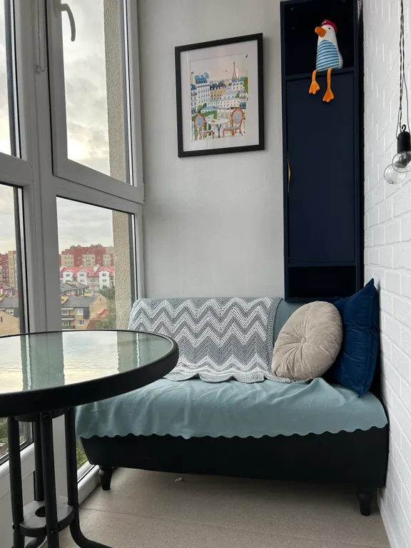 Студия с видом на город