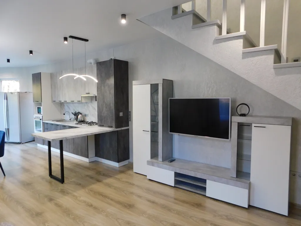 Двух этажный дом, в тихом районе