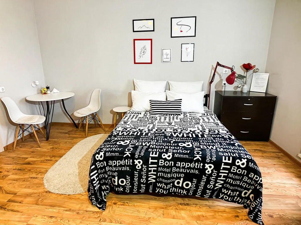 Черно-белая гармония в Парковом