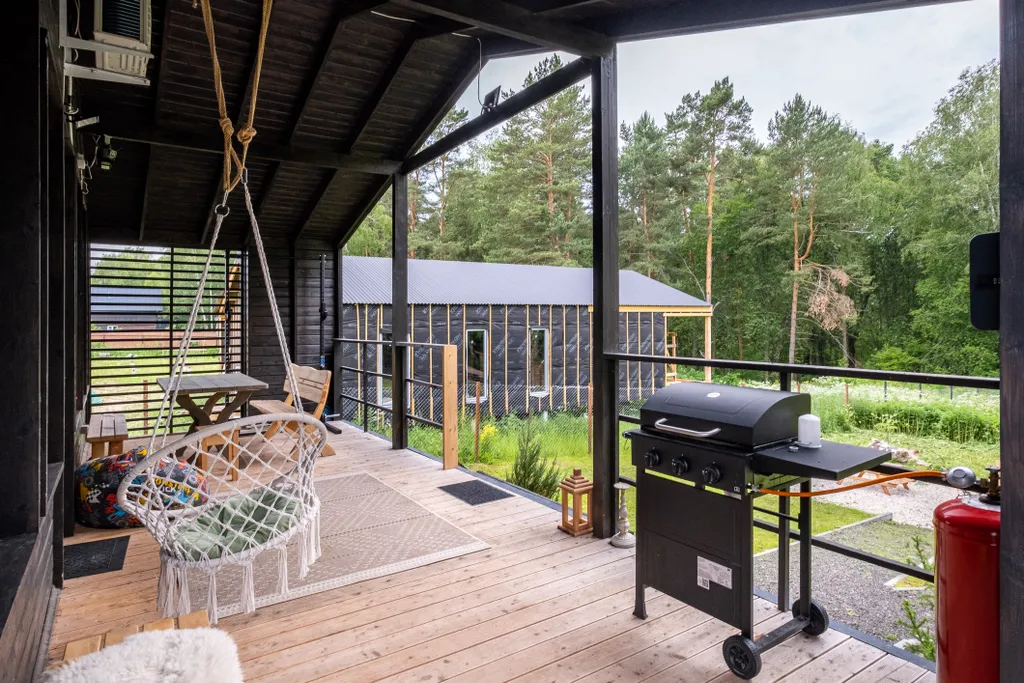 Современный дом с баней в лесу