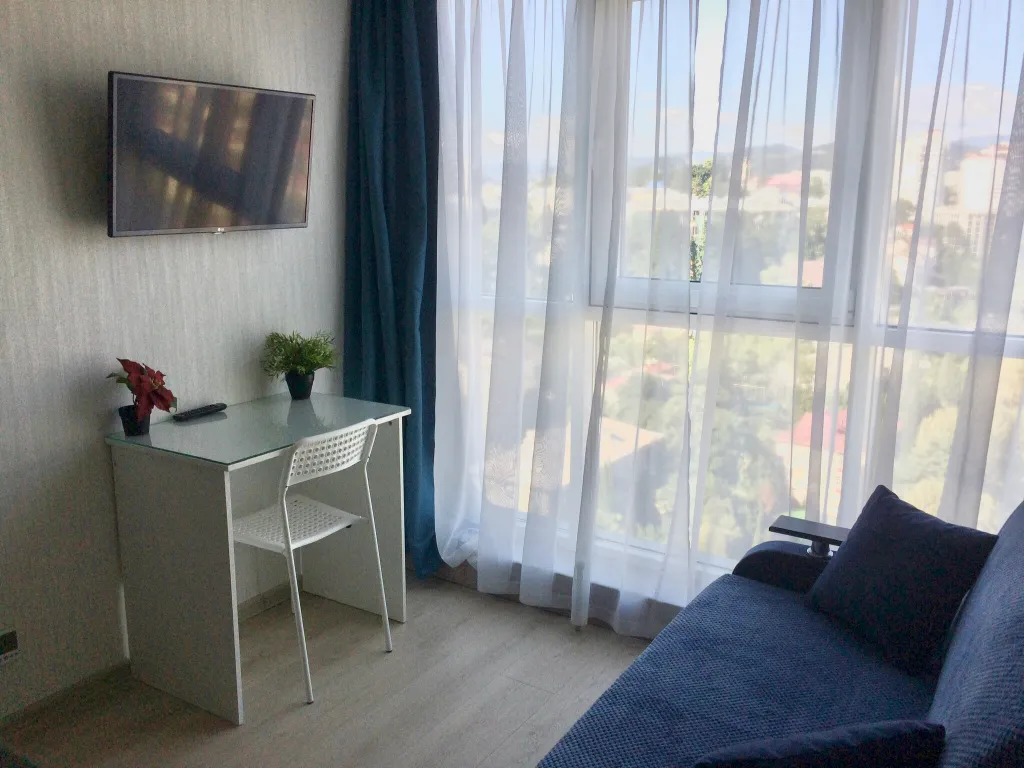 Видовая евротрешка в центре рядом с морем, парком Ривьера
