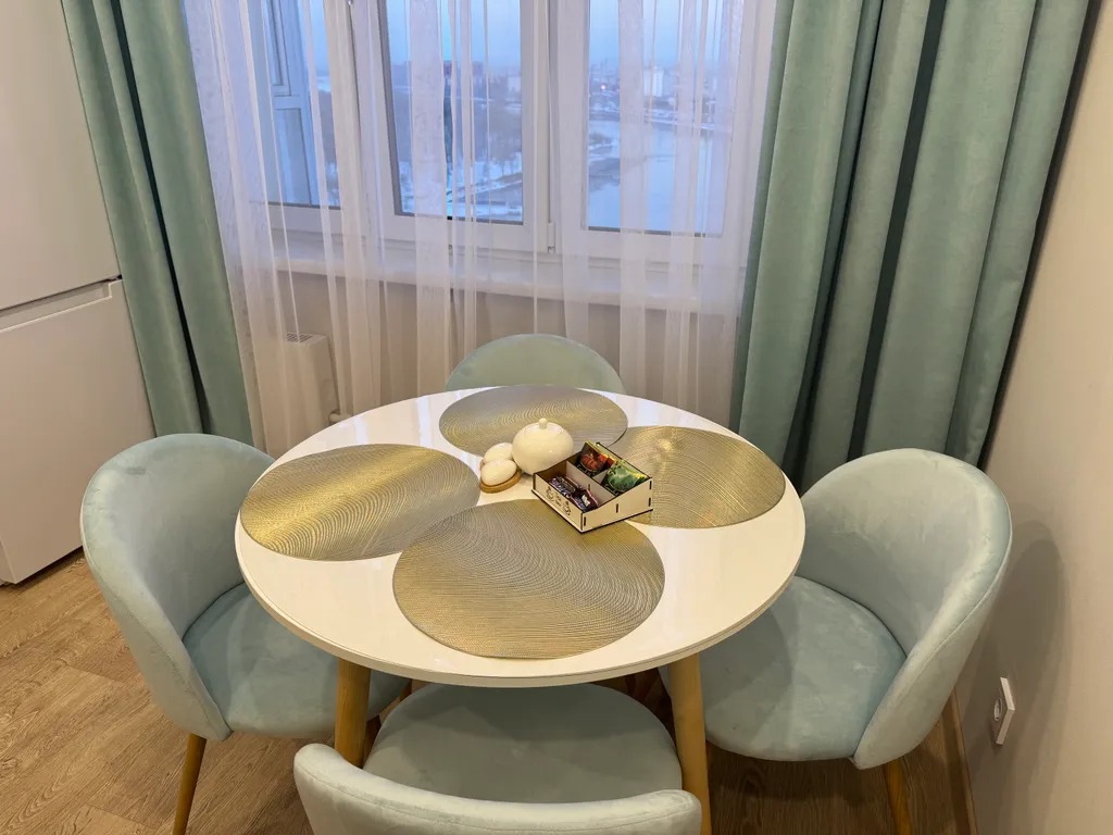 Видовая квартира с дизайнерским ремонтом на берегу реки в белых росах