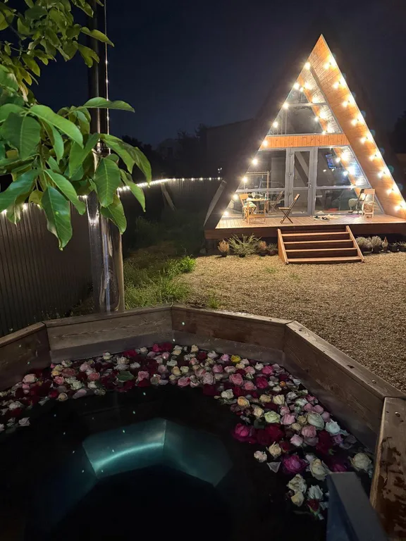 Деревянный дом шале на берегу озера и выходом на реку Кубань