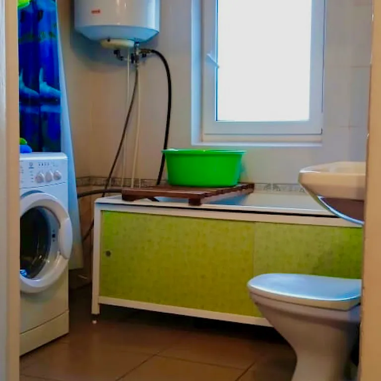 Домик с цветущим садом