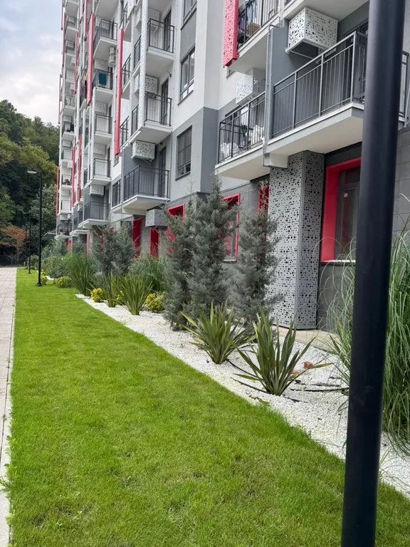 Уютная новая квартира с дизайнерским ремонтом с изолированной спальней