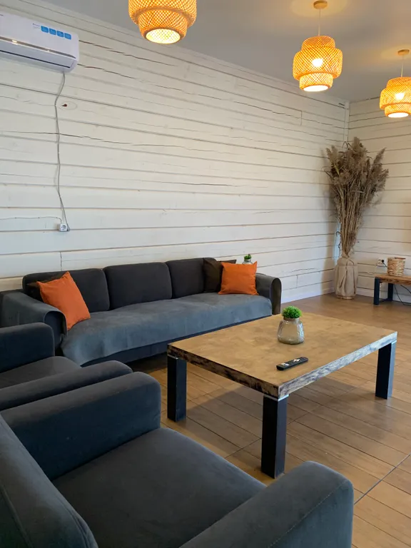 Уютный дом на самом берегу реки