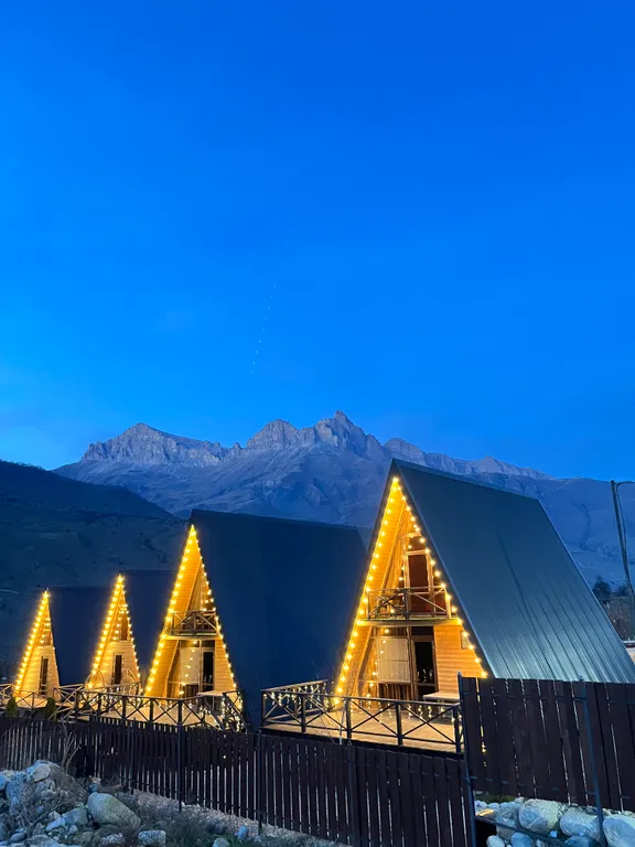 А-фрейм дом с видом на на горы