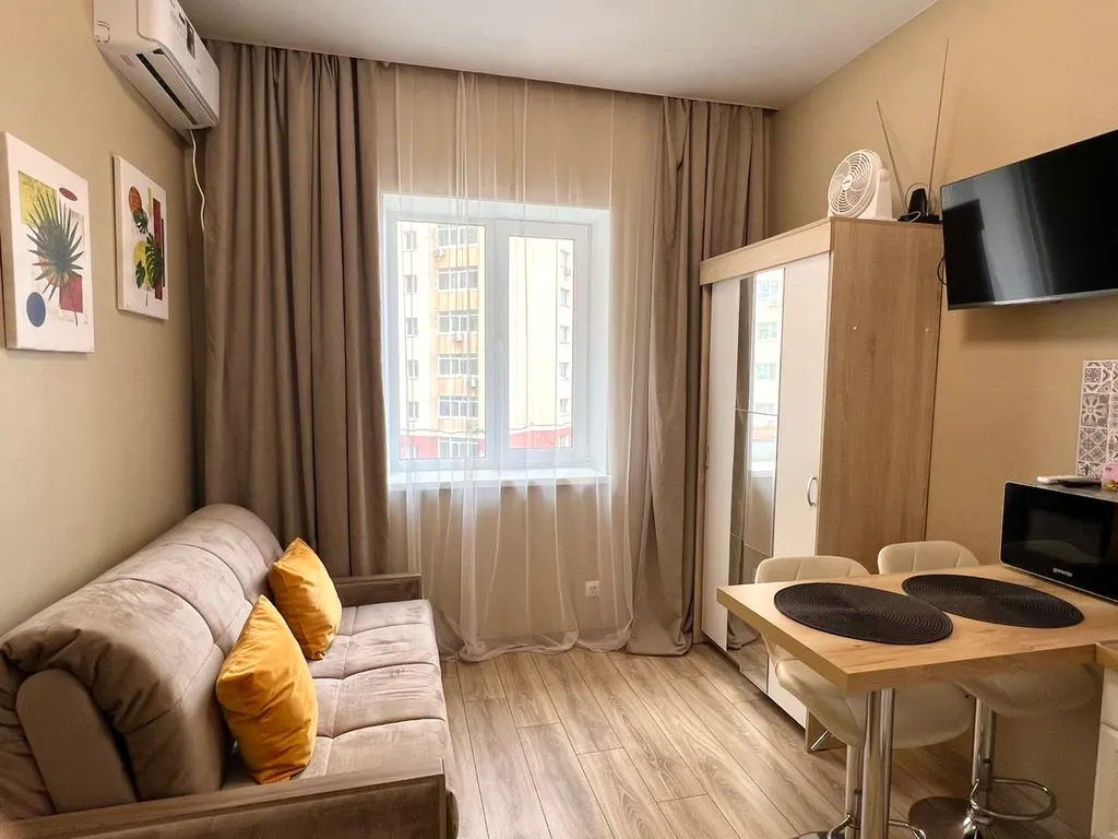 Студия после дизайнерского ремонта с видом на море