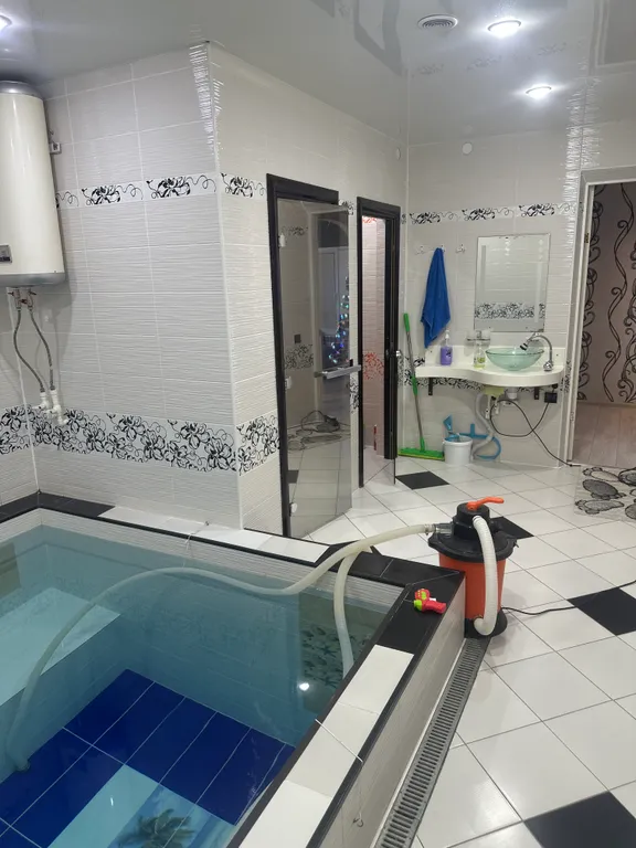 Двухэтажный дом с баней и бассейном