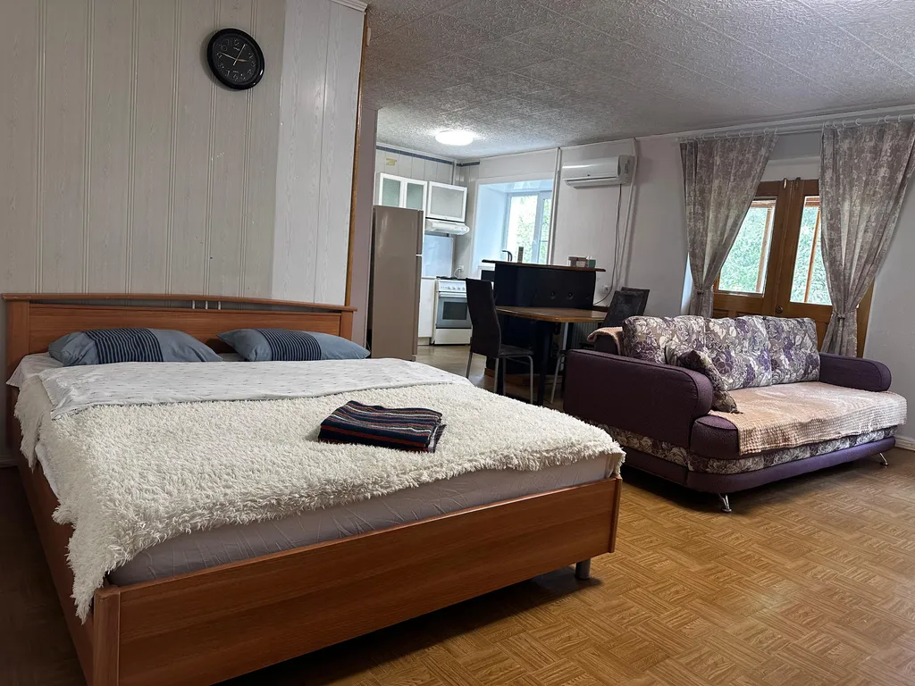 Просторная студия рядом с платиной ареной и прудами