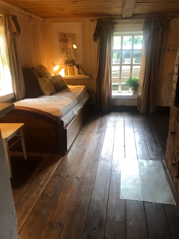 Маленький дом увитый виноградом