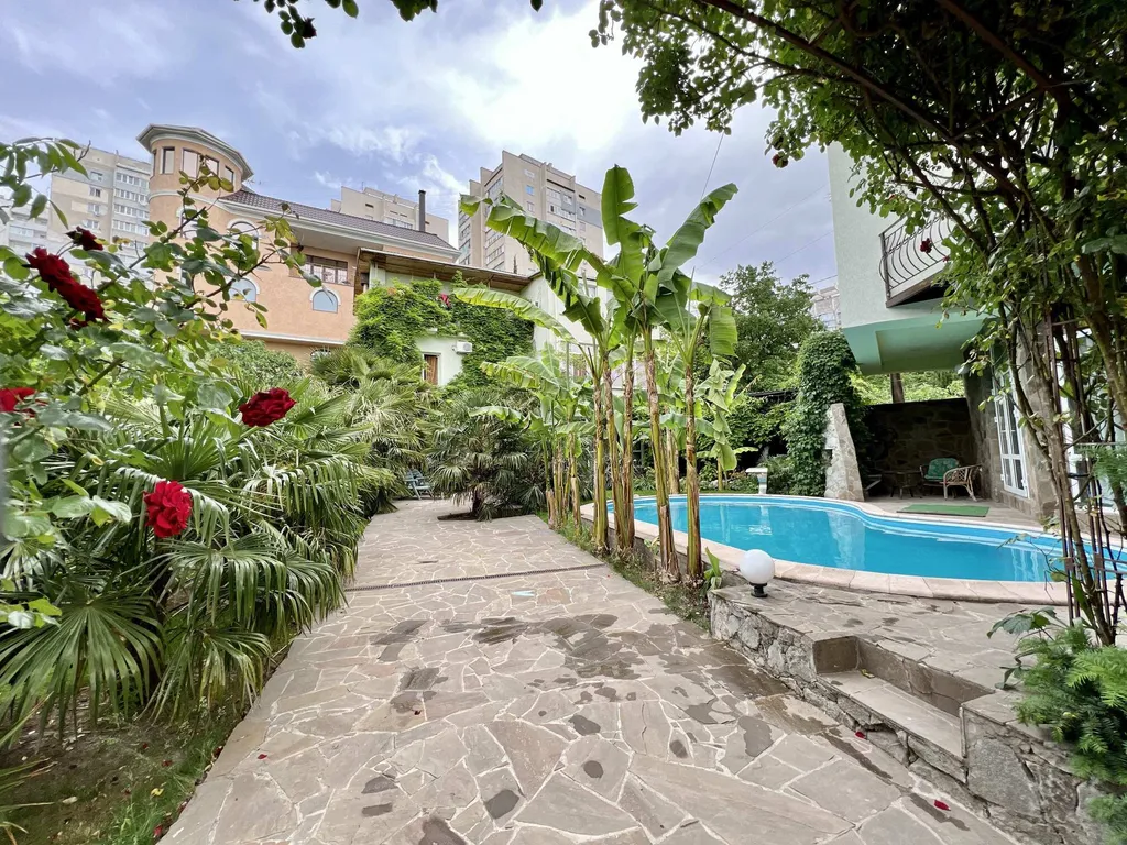 Дом в Гаспре с бассейном и беседкой