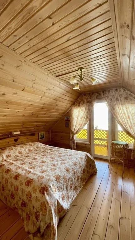 Домик на берегу Оки на территории сельской усадьбы Варежка