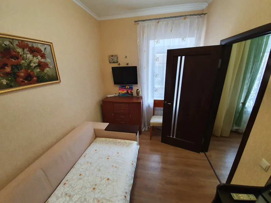 Двухкомнатный дом рядом с театральной площадью в евпатории