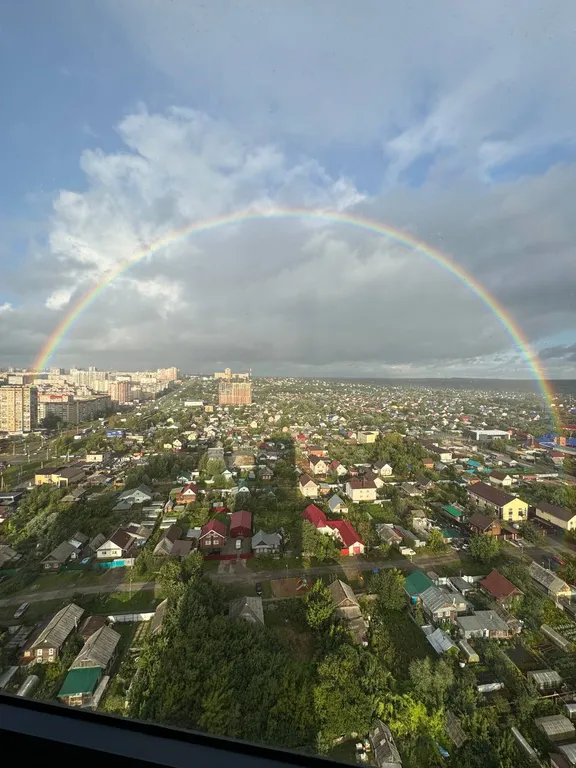 Высокая новостройка в центре города