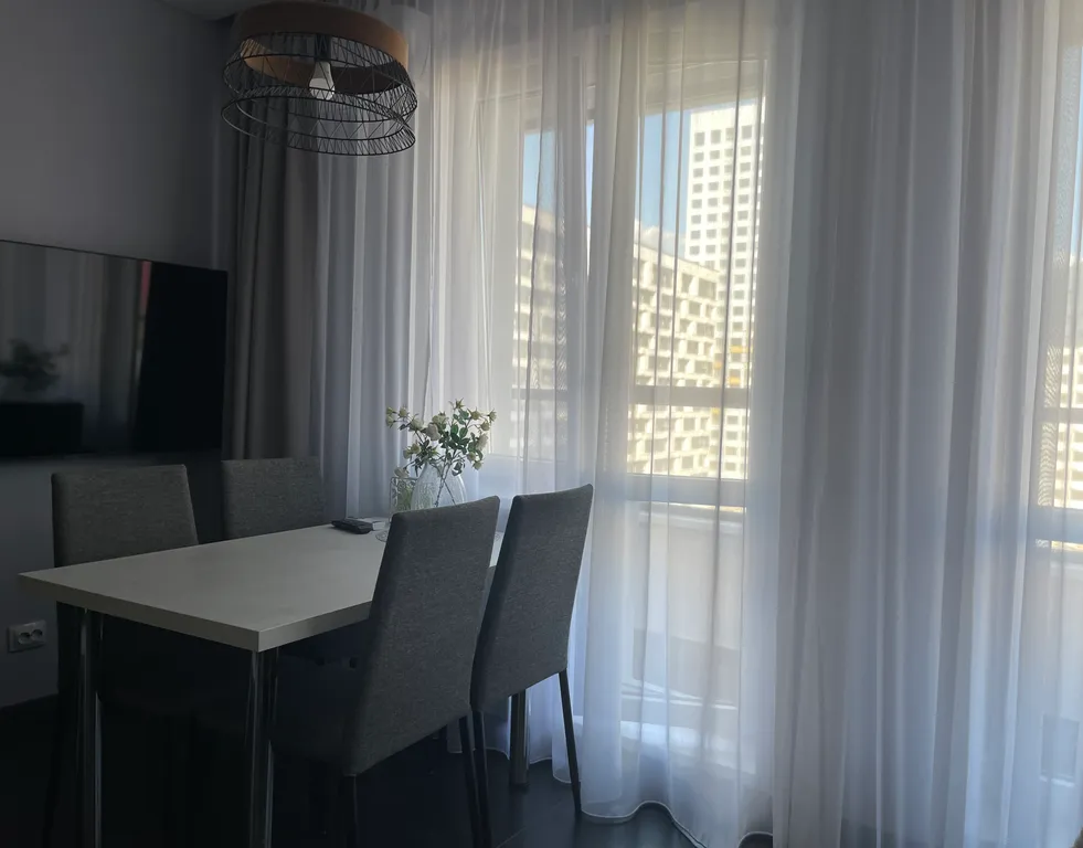 Просторная уютная студия с панорамным остеклением в тихий двор