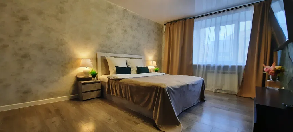 Светлая квартира с большой кроватью и Smart TV