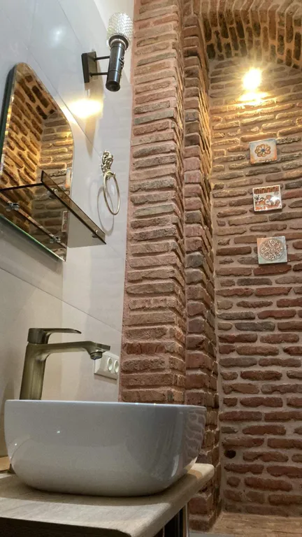 Апартаменты с двумя спальнями с историческим интерьером центр Тбилиси