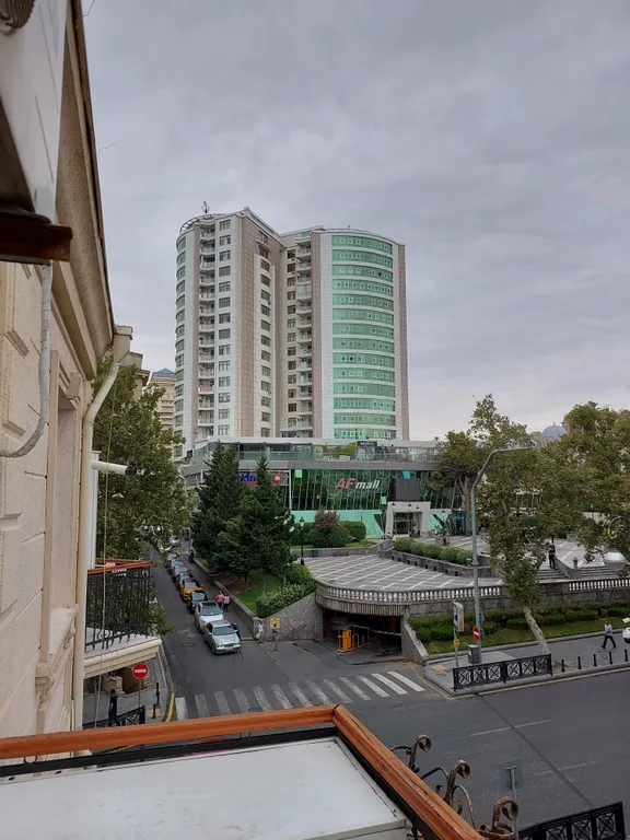 Квартира в центре города с прекрасным видом с балкона — аренда посуточно в Баку