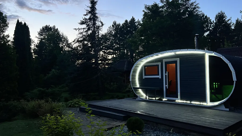 Уединённый хутор в лесу у реки с баней и камином