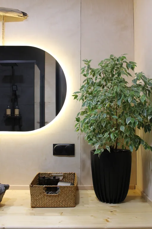 Дом с ванной у панорамных окон и высокой террасой в лесу