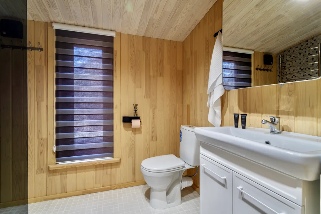 Уютный деревянный дом возле моря