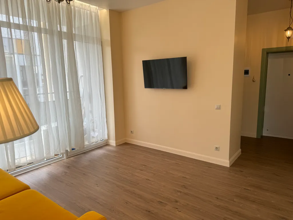 Солнечная квартира с мебелью из натурального дерева, рядом с морем