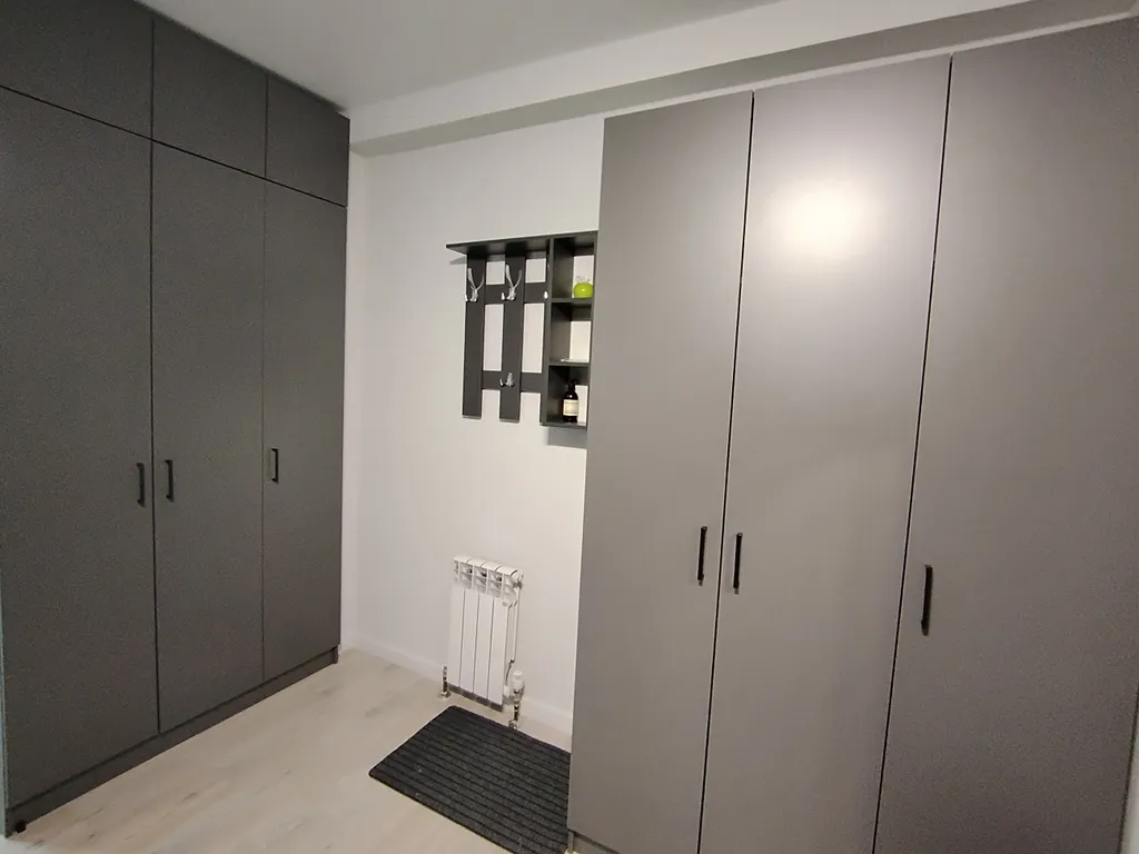 Квартира-студия с видом на город среди гор