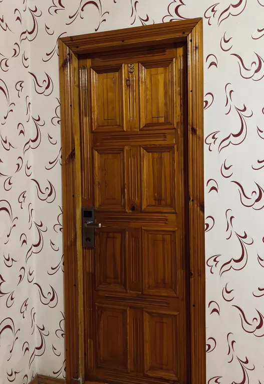 Двухместный деревянный , мансардный номер с не большой кроватью