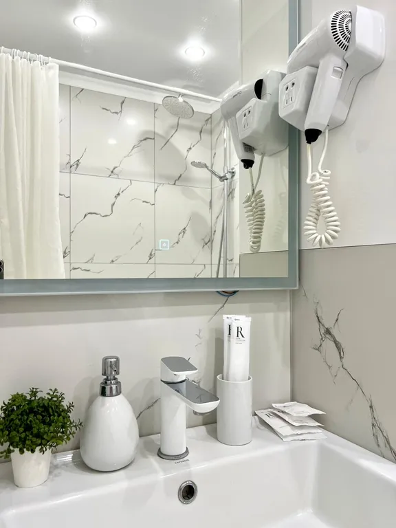 Стильный белоснежный апартамент в центре города, бесконтактный заезд