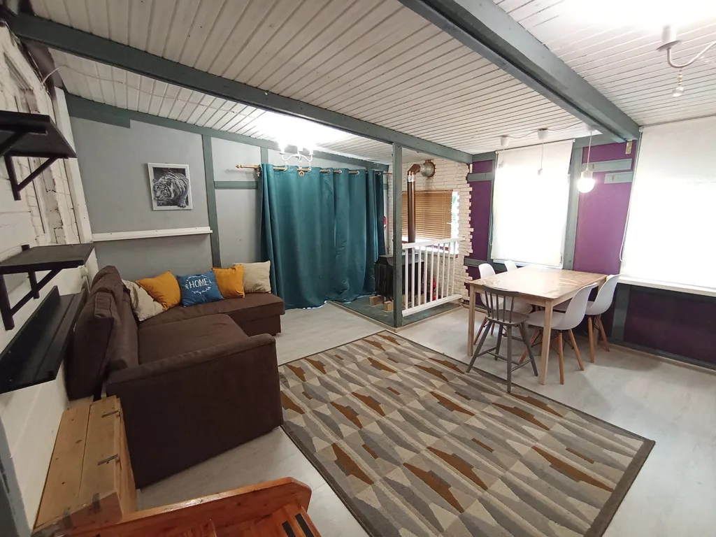 Дом с баней, бассейном и беседкой