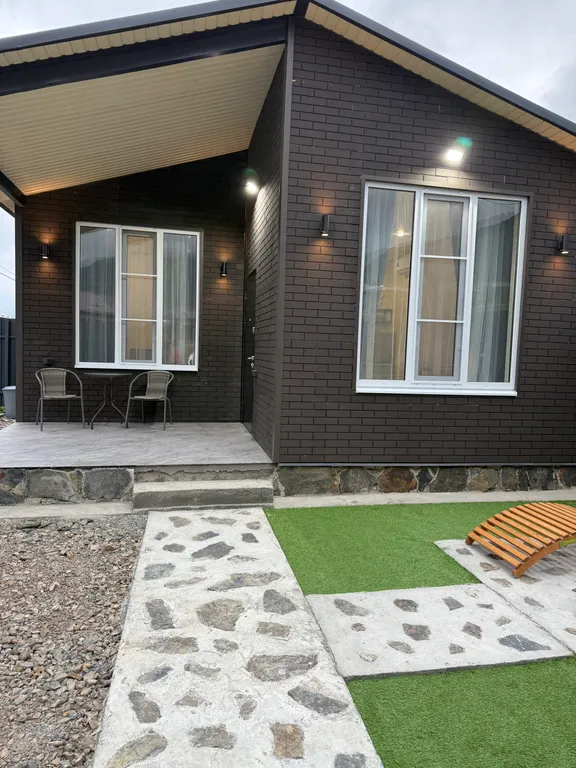 Уютный домик у реки для семейного отдыха