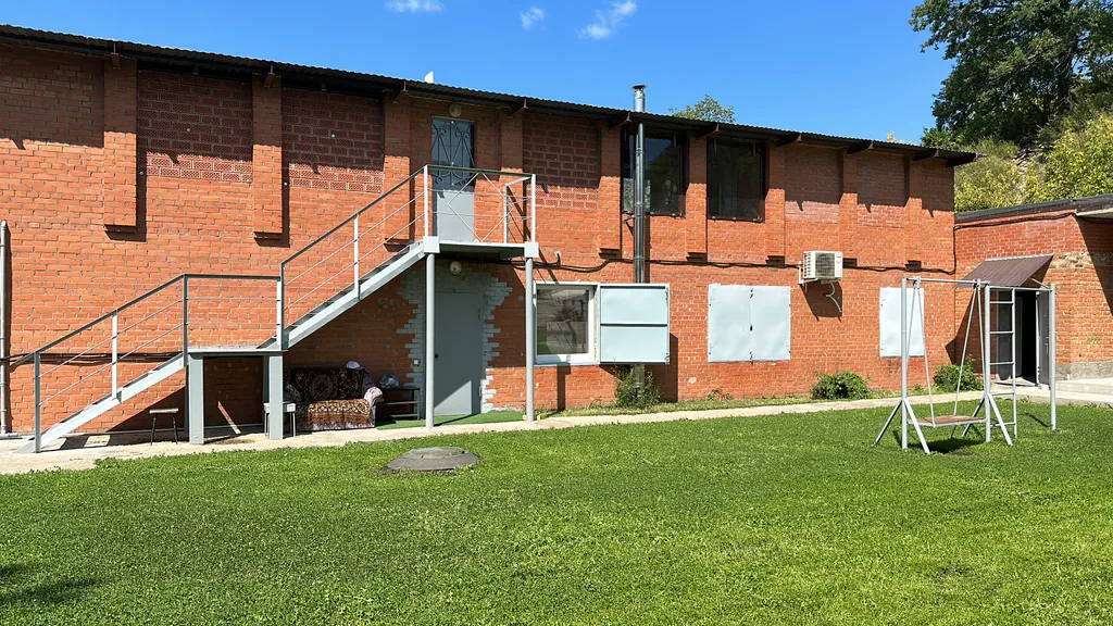 Уютный дом на берегу реки Волга