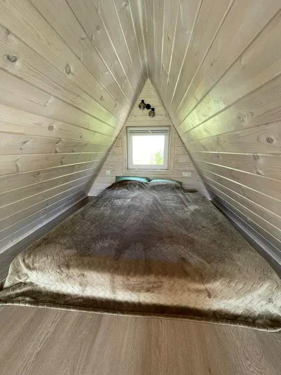 Треугольный домик с видом на горнолыжку