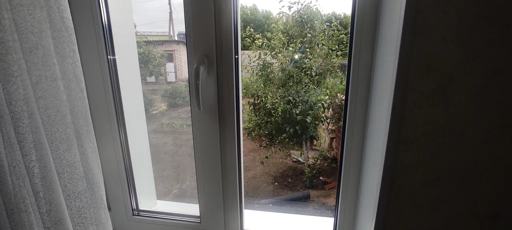 Маленький дом, простенький ремонт, не далеко он озер