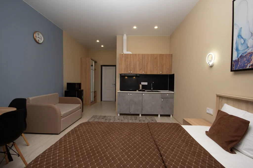 Апартамент с бассейном и балконом