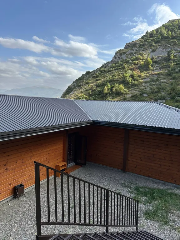 Роскошный эко дом Аквамарин с террасой у водопада и леса