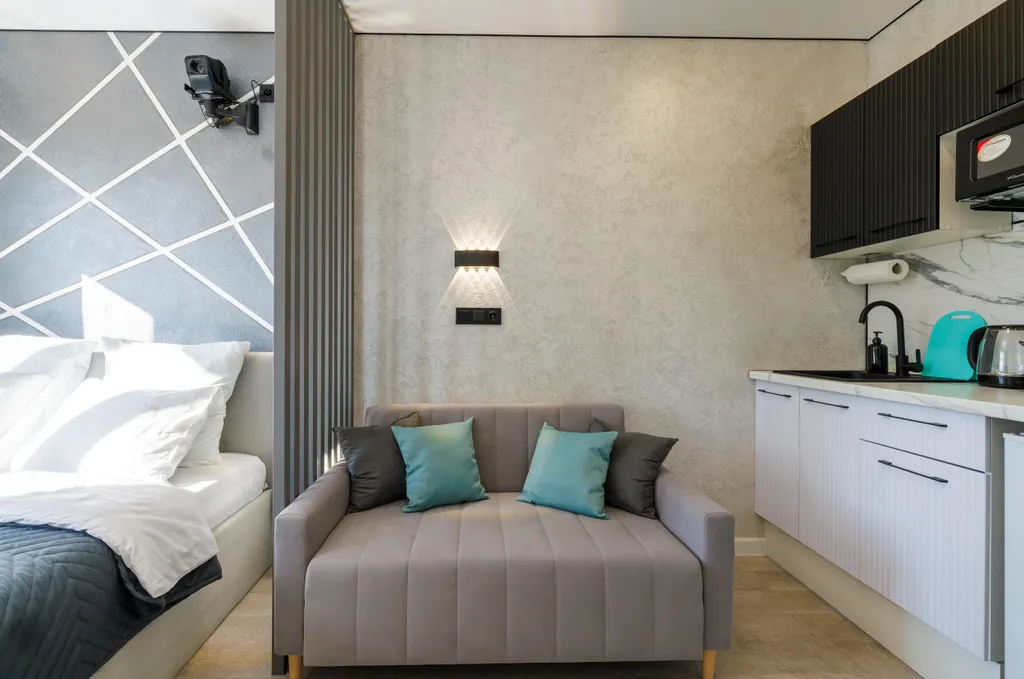 Уютная кино-студия с проектором и большой ванной