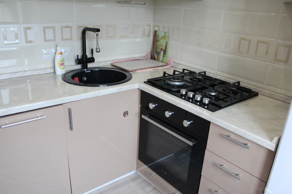 Уютная двухкомнатная квартира в спокойном районе, с кроватью и диваном