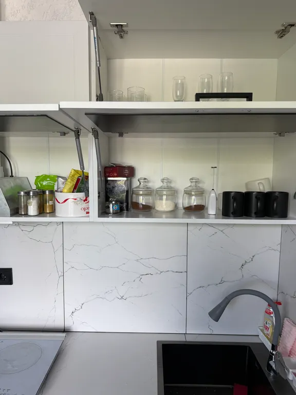 Новый дом в центре города. Елка и сервировка есть