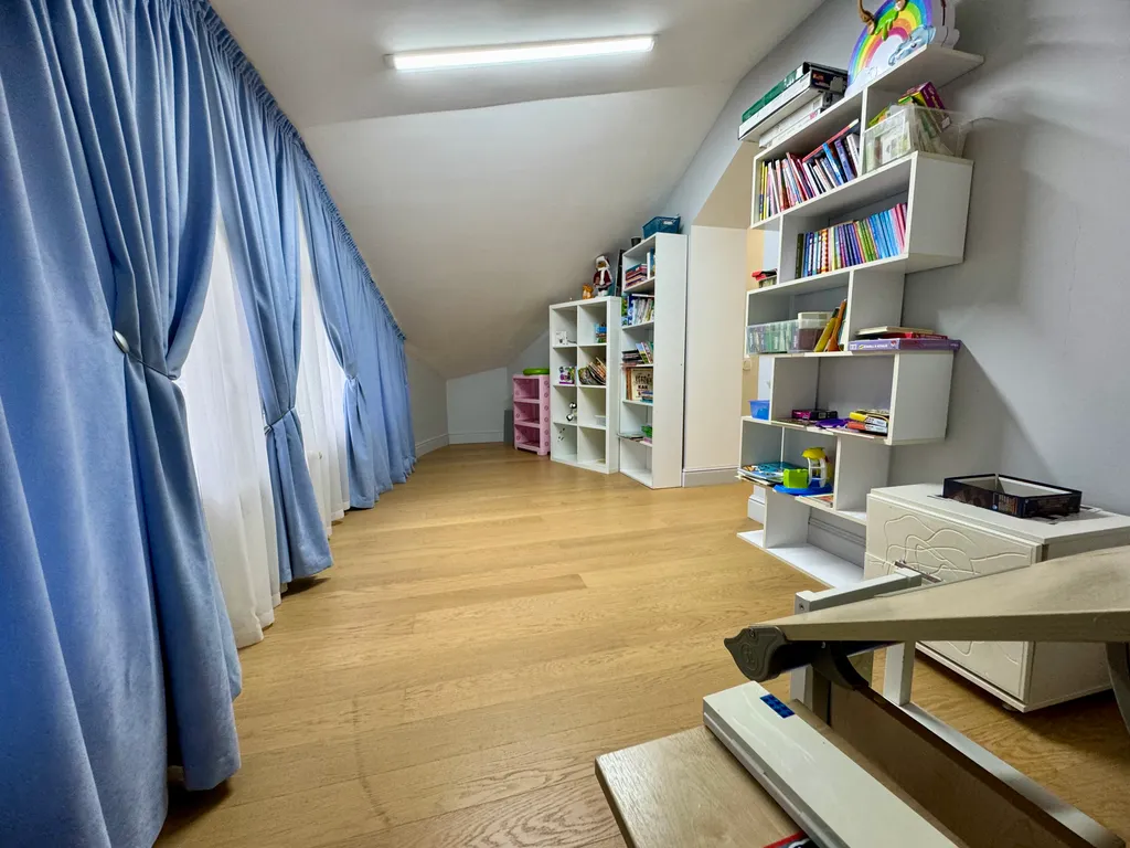 Дом с бассейном и баней у моря