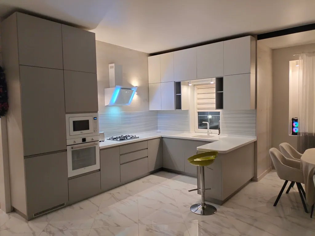 Уютный коттедж с дровяным камином, в окружении лесного массива