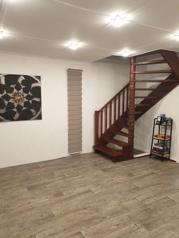 Уютный дом с сауной на первом этаже, в черте города у ручья