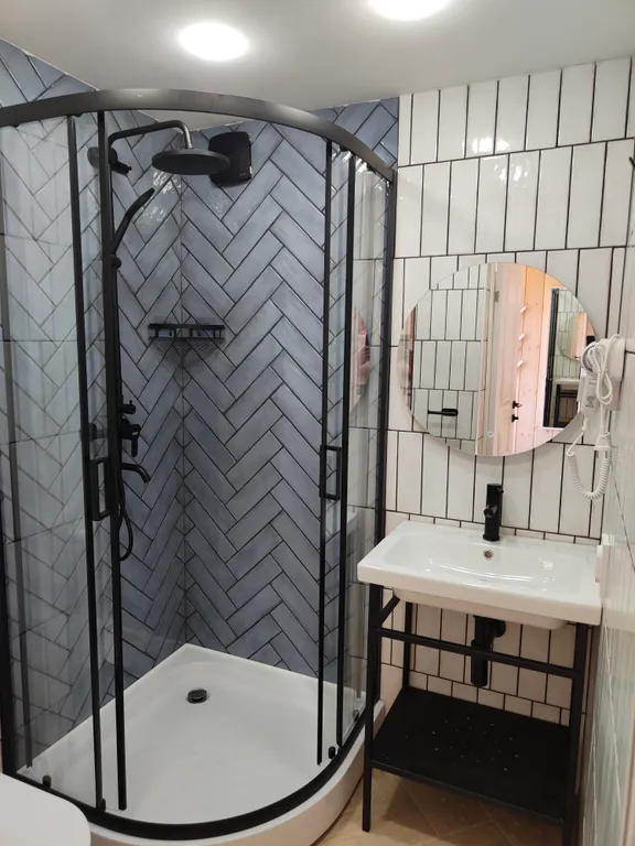 Домик на берегу озера в современном стиле со всеми удобствами