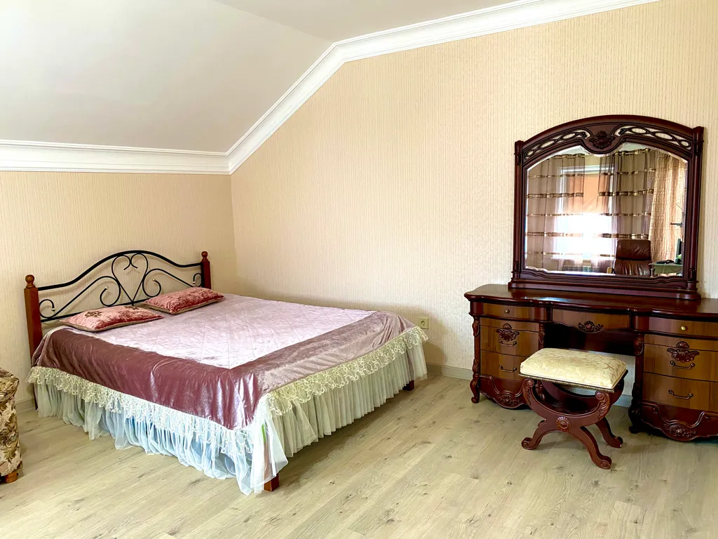 Дом с двором и беседкой в 7 минутах езды от пляжа