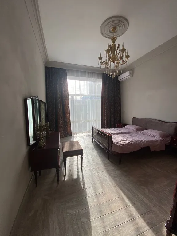 Большой и красивый дом на берегу моря