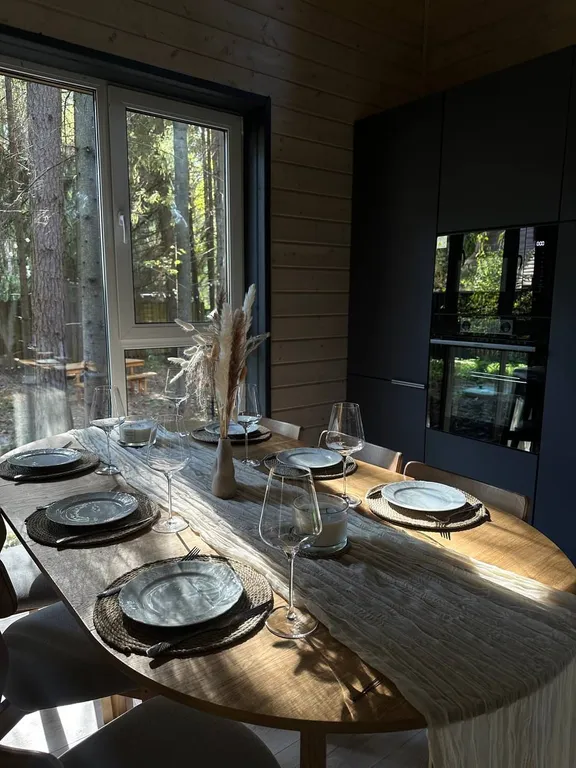 Стильный Барнхаус со вторым светом с видом на сосновый лес