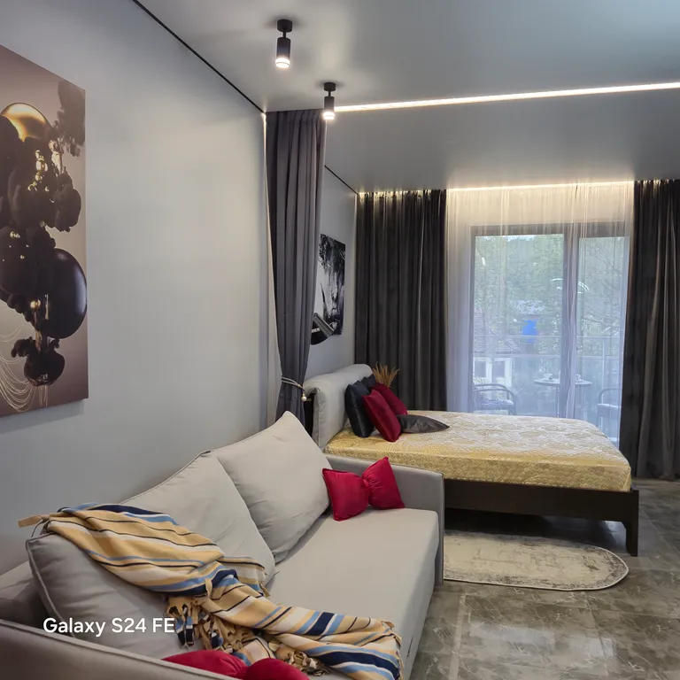 Новый стильный апартамент в двух шагах от моря с балконом и камином