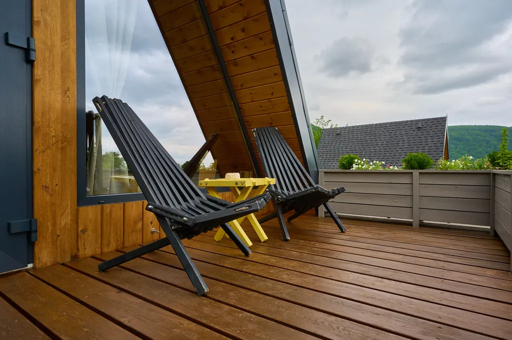 Уютный треугольный домик у леса с видом на горы