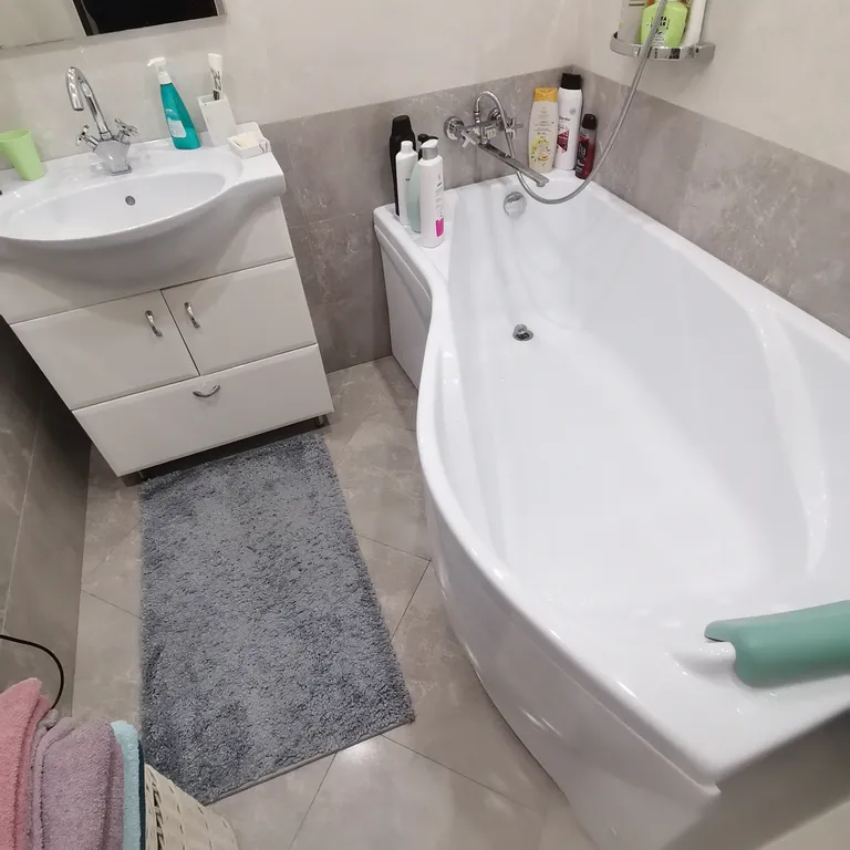 Центр города, уютная квартира в новом доме, лифт, парковочное место.